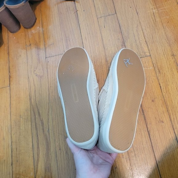 Minnetonka Pacific Beige Perforated Suede Slip On Casual Shoes Size 9.5 - Picture 7 of 7